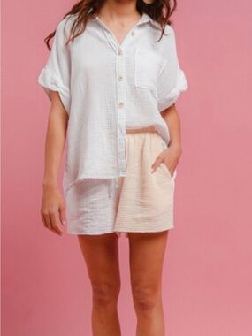 BiBi White Gauze Button-Front Top with Cream/Blush Two-Tone Shorts